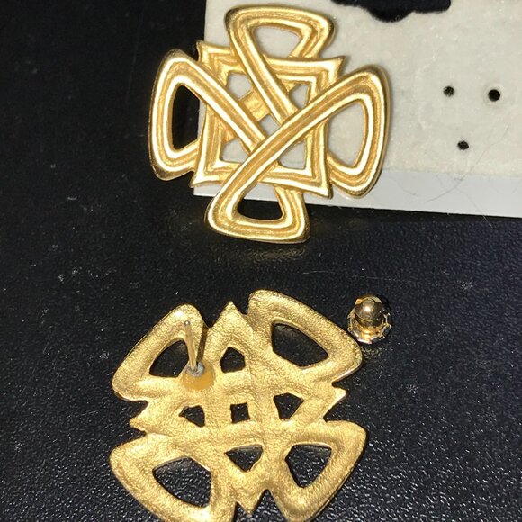 Vintage Gold Tone Square Knot Design Post Earrings - Picture 3 of 12